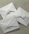 Selebrasi Natal keluarga Kim Kardashian begitu festive. Kali ini bungkusan hadiah jadi highlight yang tak boleh terlewatkan. Kim Kardashian membungkus kadonya dengan material daur ulang dari produk SKIMS. [Foto: Instagram/ Kim Kardashian]