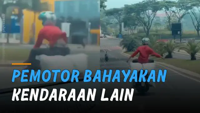 Ada-ada saja yang dilakukan oleh seorang pria pemotor ini karena membawa muatan terlalu banyak dan lakukan atraksi di jalan.