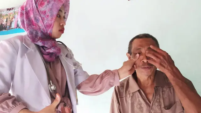 Dokter cantik ini melakukan aksi jemput bola dengan mengobati pasien lumpuh miskin di desa terpencil. (Foto: Liputan6.com/Purbo untuk Muhamad Ridlo)