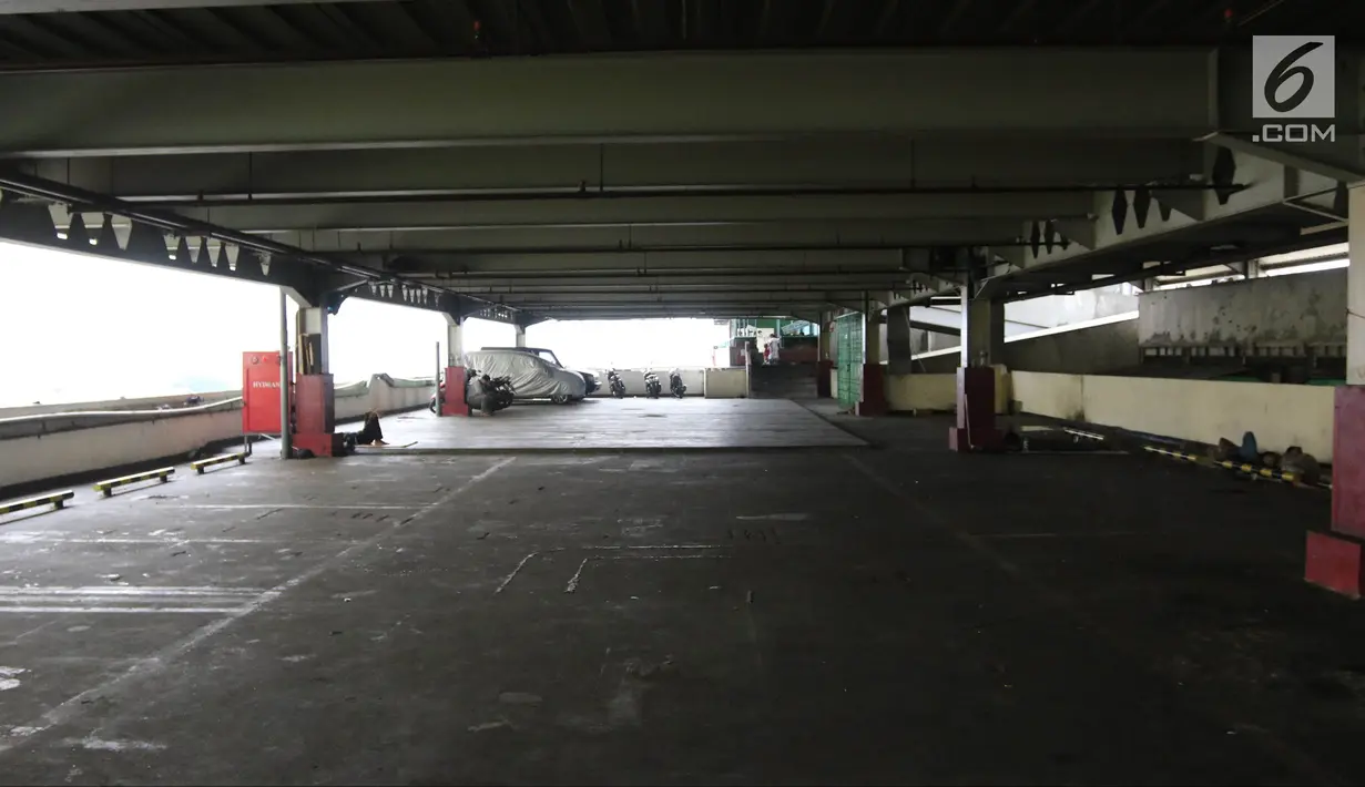 Suasana parkir Blok F Tanah Abang, Jakarta Pusat, Selasa (24/4). Pedagang Blok G akan direlokasi ke parkir Blok F selama masa renovasi. (Liputan6.com/Arya Manggala)