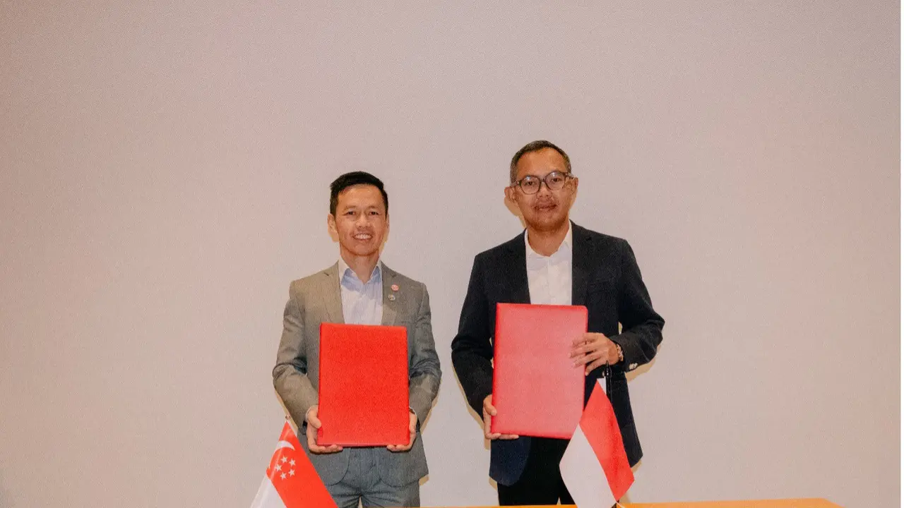 Wakil Sekretaris (Industri) Kementerian Perdagangan dan Industri Singapura, Keith Tan (kiri) dan Deputi Bidang Kedaulatan Maritim dan Energi Kementerian Koordinator Maritim dan Investasi, Jodi Mahardi (kanan). (Dok. Kemenkomarves)