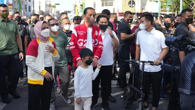 Presiden Joko Widodo, Menteri BUMN Erick Thohir, Gubernur Jawa Tengah Ganjar Pranowo, dan Wali Kota Surakarta Gibran Rakabuming Raka di Solo Car Free Day (CFD), Surakarta, Minggu (7/8/2022). (Dok BUMN)