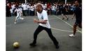  Zinedine Zidane, saat menggiring bola pada pertandingan melawan selebriti Indonesia di Jakarta, Indonesia, (08/07/2007). Zidane melakukan tur ke Indonesia guna mempromosikan sepak bola untuk anak-anak. (EPA/Jurnasyanto Sukarno)
