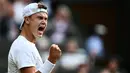 Petenis Denmark Holger Rune merayakan kemenangan satu poin melawan Grigor Dimitrov dari Bulgaria selama pertandingan tenis tunggal putra putaran keempat turnamen Wimbledon di The All England Tennis Club di Wimbledon, London barat daya, pada 10 Juli 2023. (SEBASTIEN BOZON / AFP)