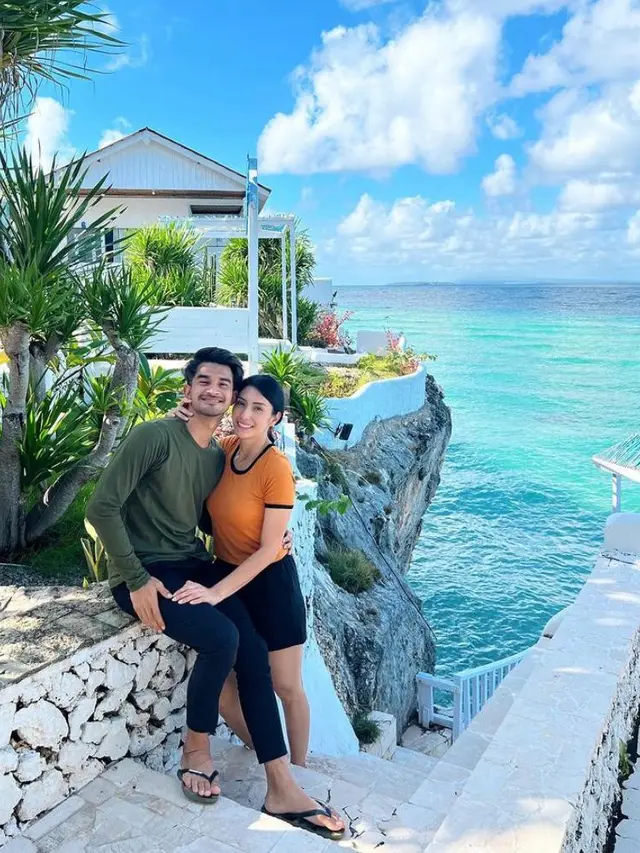 6 Gaya Santai Tyas Mirasih dan Tengku Tezi Liburan Bareng ke Sulawesi, Tampil Kompak dan Serasi