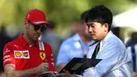 Sebastian Vettel melayani permintaan tanda tangan fans. (Zimbio.com)