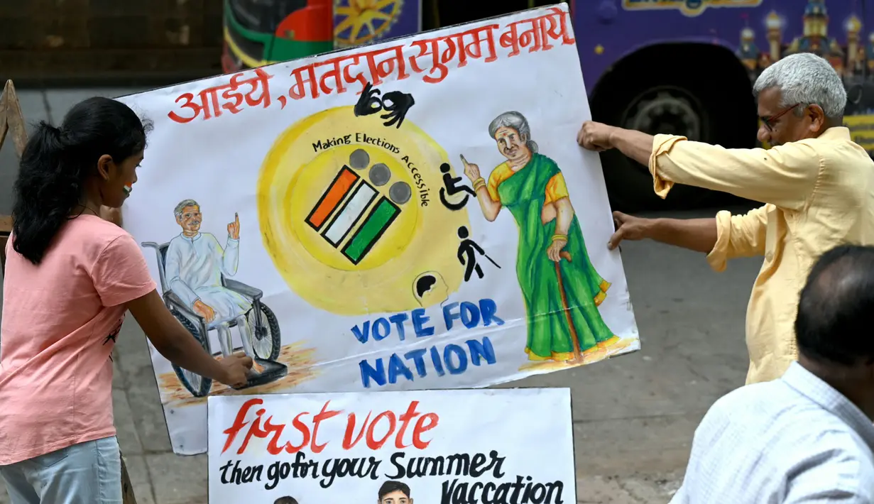 Mereka menyerukan dan mendorong orang-orang untuk memberikan suara mereka dalam pemilihan umum India mendatang. (R. Satish BABU/AFP)