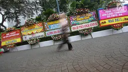 Karangan bunga untuk pasangan Ahok dan Djarot menghiasi Gedung Balai Kota, Jakarta, Senin (9/10). Karangan bunga ini berhiaskan kata-kata terima kasih atas jasa pasangan Basuki-Djarot (Badja) selama memimpin DKI Jakarta. (Liputan6.com/Immanuel Antonius)