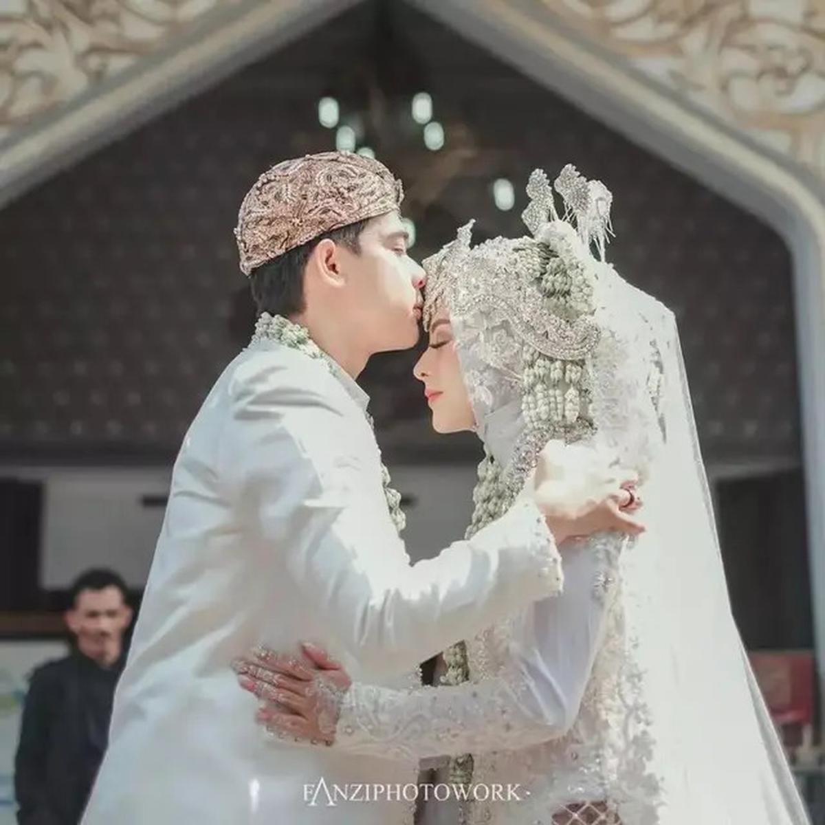Resmi Cerai, 7 Potret Kenangan Thya Sethya Eks Gadis MMA dan Suami