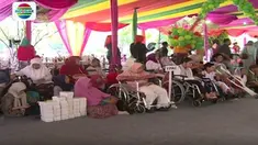 Mereka juga mendapatkan bingkisan berupa sajadah, dan perlengkapan sholat. Ini merupakan bentuk kepedulian Indosiar dan YPAI kepada masyarakat, khususnya kalangan anak-anak ini.