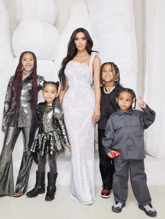 Tampil glamor, Kim berhasil menghadirkan pesona kemewahan dan glamor bersama anak-anaknya. [Foto: Kim Kardashian/ Instagram]
