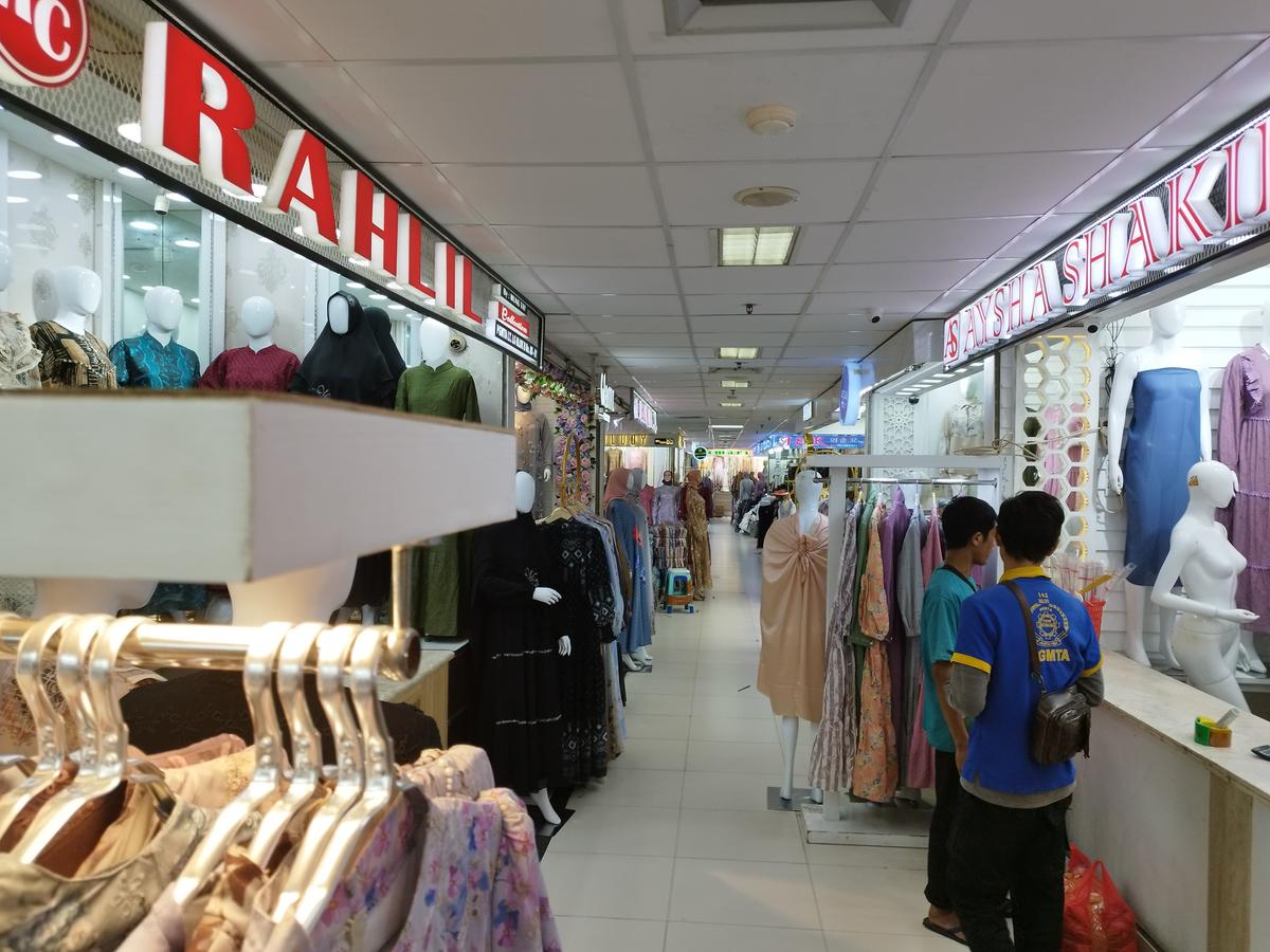 Pasar Tanah Abang sepi pengunjung jelang lebaran 2025