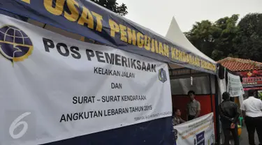 Petugas Dirjen Perhubungan menggelar pemeriksaan kelaikan armada bus yang akan digunakan sebagai angkutan mudik lebaran 2015 di Terminal Pulogadung, Jakarta, Jumat (10/7). (Liputan6.com/Herman Zakharia)