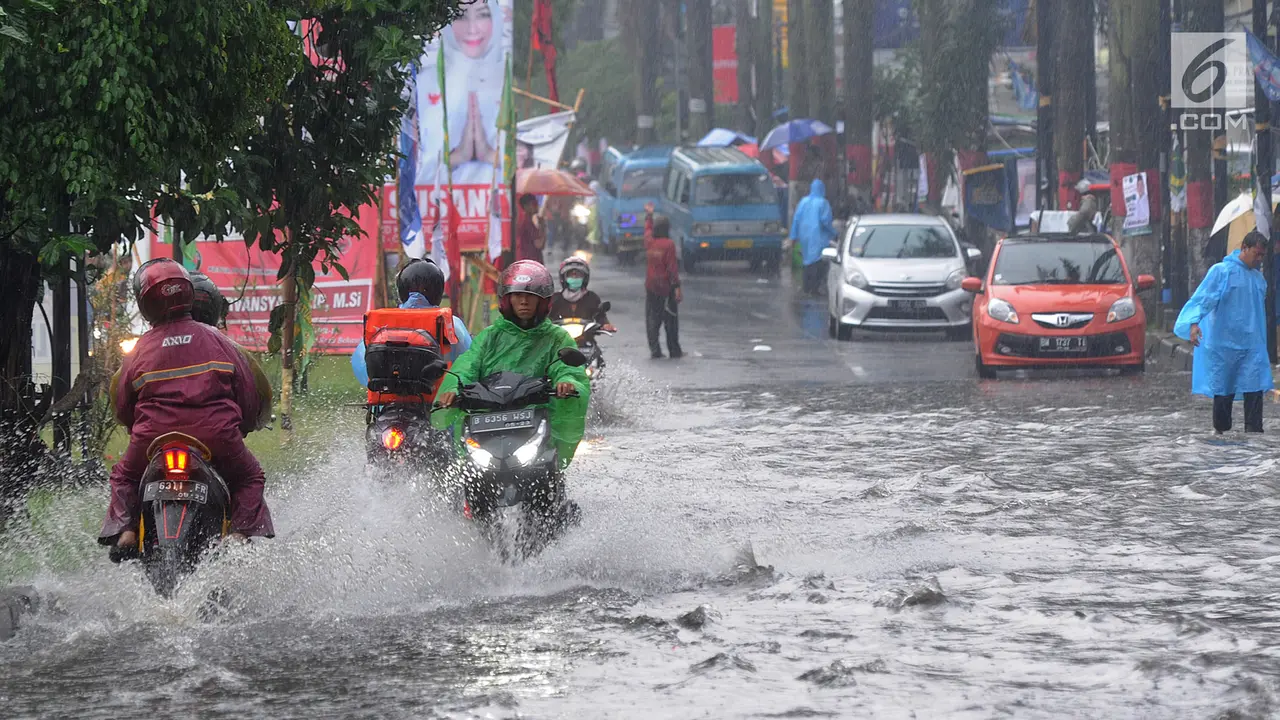 Hujan Deras Sebabkan Banjir di Jalan Raya Cinere