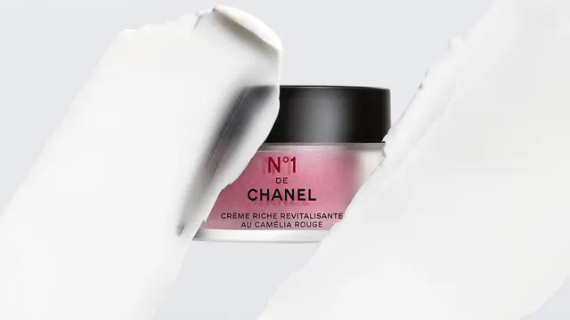 Pelembap dengan Kandungan Bunga Kamelia Merah yang Ampuh Cegah Penuaan