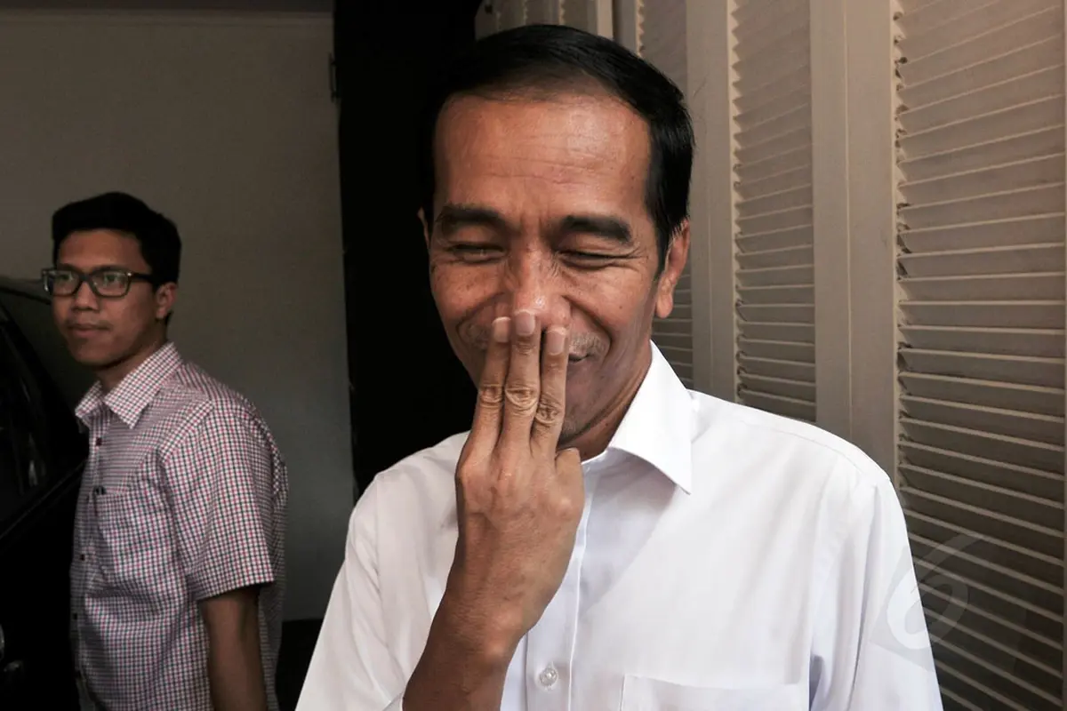 Salah Tanda, Jokowi Tersipu