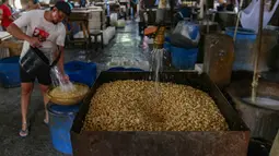 Kondisi tersebut memberi tekanan bagi pelaku usaha, terutama produsen tahu tempe yang harus menanggung kenaikan biaya produksi di tengah permintaan pasar yang tetap tinggi. Tampak dalam foto, perajin menyelesaikan pembuatan tahu di Duren Tiga Jakarta Selatan, Selasa 14 April 2026, di tengah kenaikan harga kedelai yang berdampak pada biaya produksi. (merdeka.com/Arie Basuki)