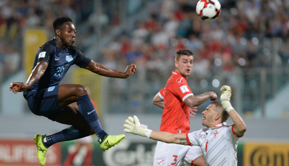 Aksi pemain Inggris, Danny Welbeck (kiri) saat menetak gol ke gawang Malta pada laga grup F kualifikasi Piala Dunia 2018 di Ta Qali stadium, Valletta, Malta, (1/9/2017). Inggris menang 4-0. (AFP/Matthew Mirabelli/Malta OUT)