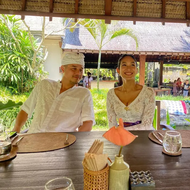 13 Tahun Menikah, Happy Salma dan Tjok Gus Selalu Tampil Serasi dengan Busana Etnik