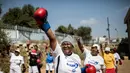 Sejumlah nenek melakukan pemanasan sebelum latihan tinju "Boxing Grannies" di Cosmo City di Johannesburg (19/9). "Boxing Grannies" adalah kelas tinju untuk nenek-nenek di Cosmo City. (AFP Photo/Gulshan Khan)