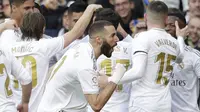 Penyerang Real Madrid, Karim Benzema (tengah) berselebrasi dengan rekan-rekannya usai mencetak gol ke gawang Atletico Madrid pada pertandingan lanjutan La Liga Spanyol di stadion Santiago Bernabeu, Sabtu, (1/2/2020). Real Madrid menang tipis 1-0 atas Atletico Madrid. (AP Photo/Bernat Armangue)