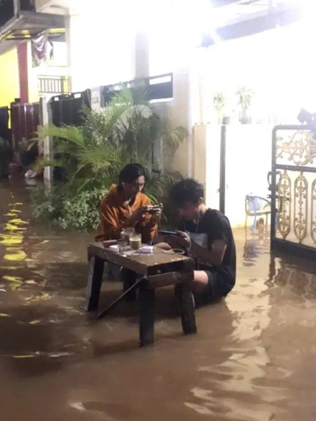15 Aksi Kocak Orang Hadapi Musibah Banjir, Tetap Dibawa Santai