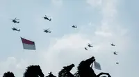 Jet tempur Rafale melakukan manuver saat atraksi udara dalam perayaan HUT ke-81 Kemerdekaan Republik Indonesia di kawasan Istana Merdeka, Jakarta, Senin (17/8/2026). Atraksi tersebut menampilkan berbagai alutsista udara, termasuk Rafale, F-16, Sukhoi, Hawk, dan Airbus A400M yang membentuk sejumlah formasi di langit Jakarta. (KLY/Budy Santoso)
