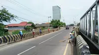 Para penyapu koin di Jembatan Sewo Indramayu. Foto (Istimewa)