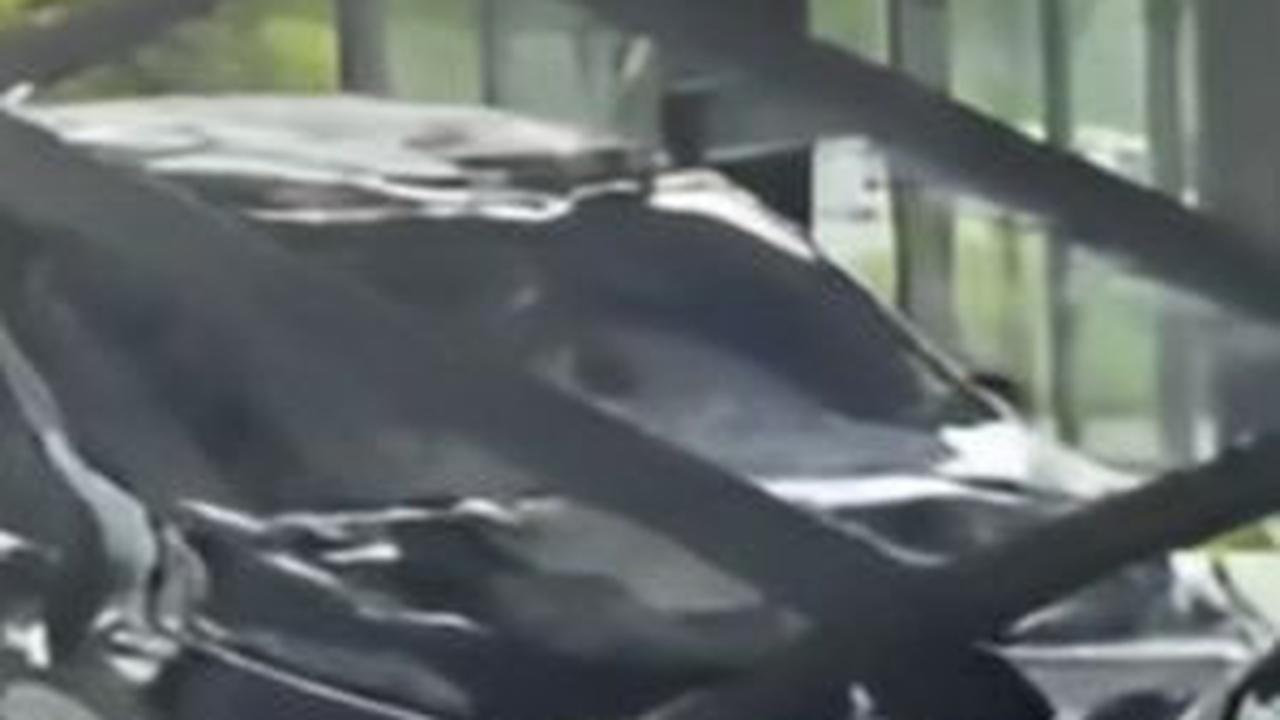 Segini Kecepatan Xpander Tabrak Porsche Senilai Rp8,9 Miliar di Showroom Mewah PIK