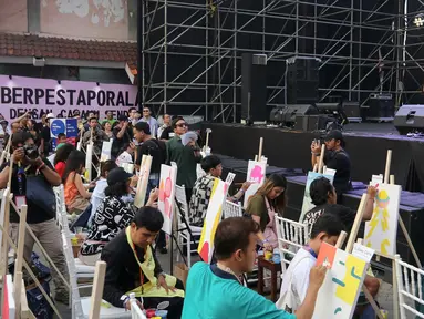 Presiden ke-enam Republik Indonesia, Susilo Bambang Yudhoyono (SBY) saat melukis saat gelaran hari ketiga atau terakhir Festival Musik Pestapora 2024 di JIExpo Kemayoran, Jakarta, Minggu (22/9/2024). (Liputan6.com/Herman Zakharia)