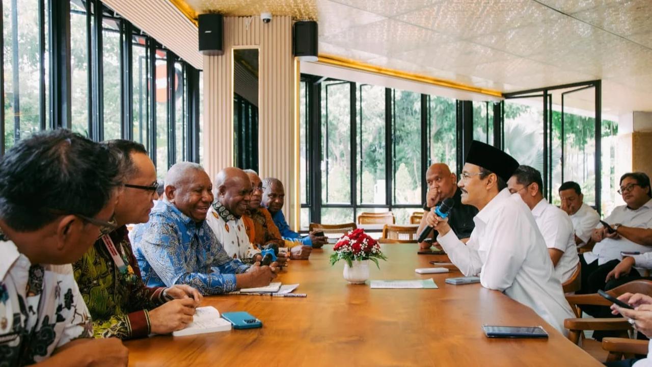 Menteri Sosial Saifullah Yusuf (Gus Ipul) menerima Gubernur Papua Barat Dominggus Mandacan beserta jajarannya