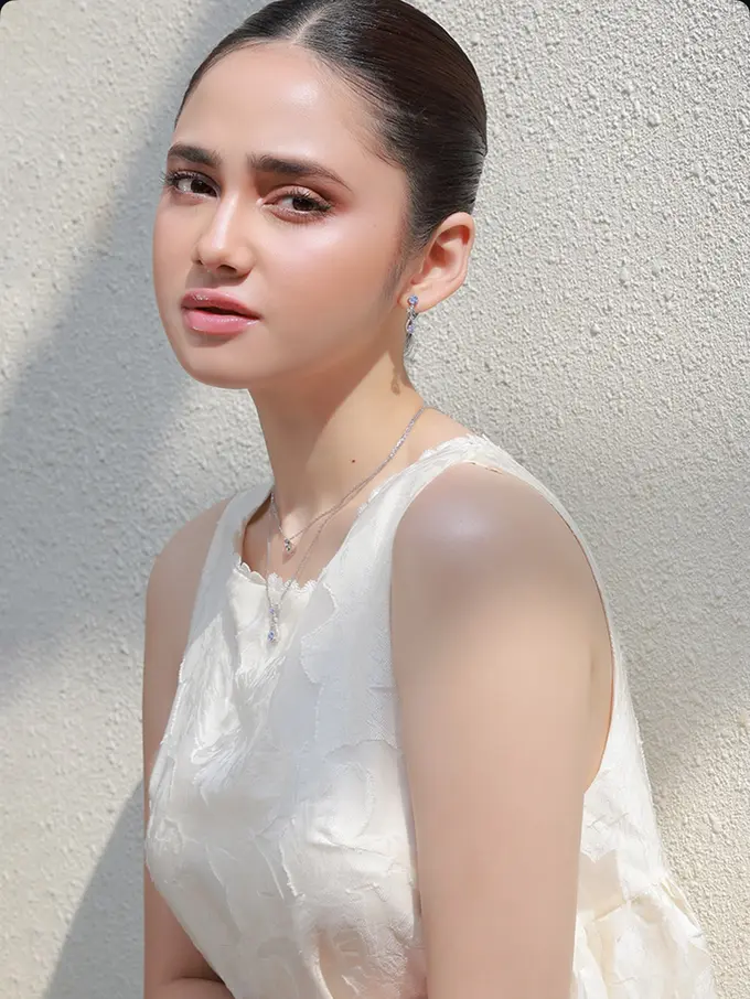 Syifa Hadju Hanya Mengaplikasikan Lipstik Nude Glossy