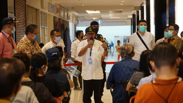 Sekretaris Camat Kecamatan Kosambi, Dr. Syarif Hidayat M.M., membuka dan meresmikan vaksinasi untuk 1000 lansia dan pekerja publik di Kecamatan Kosambi.