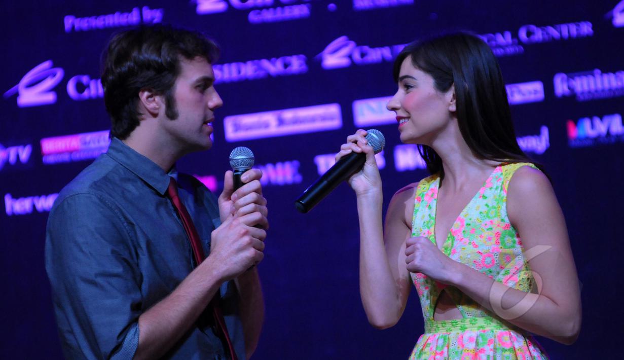 Pemeran 'Beast' Darick Pead dan  pemeran Belle Hilary Maiberger saat bernyanyi pada jumpa pers “Disney’s Beauty and The Beast The Original Broadway Musical Spectacular” di Ciputra Artpreneur Theater, Jakarta, Senin (20/4). (Liputan6.com/Faisal R Syam)