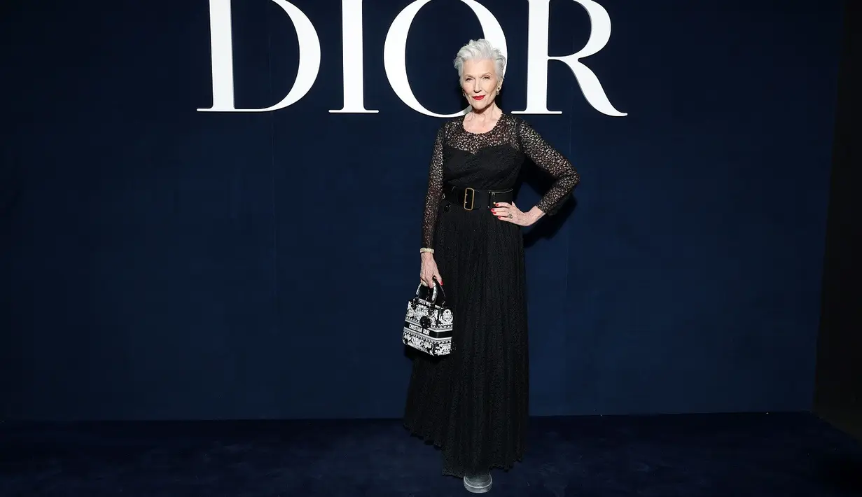 Ada pula Maye Musk ibu Elon Musk yang hadir dengan lace dress hitam dan Dior Medium Lady D-Lite bag.  [Dok/Dior].