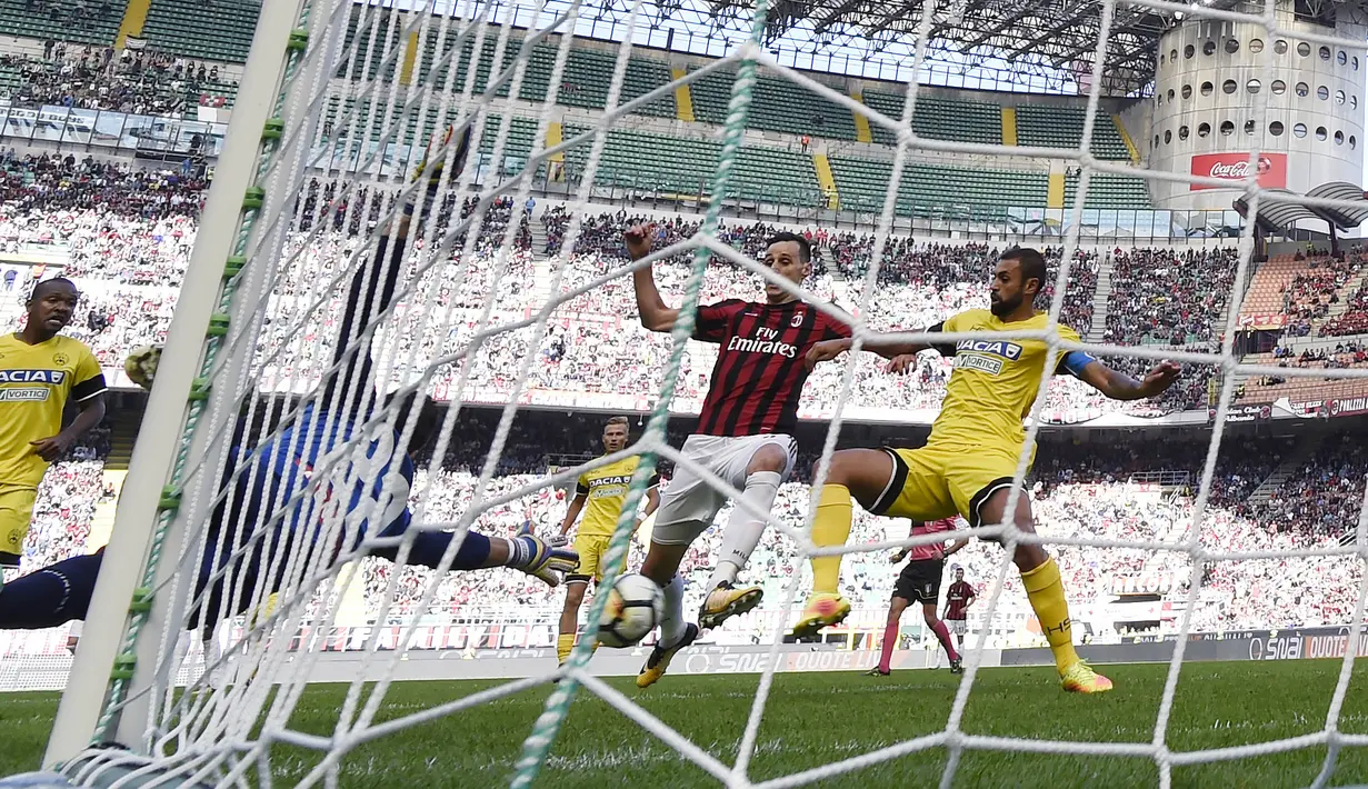 Proses terjadinya gol oleh striker AC Milan, Nikola Kalinic, ke gawang Udinese pada laga Serie A di Stadion San Siro, Milan, Minggu (17/9/2017). AC Milan Menang 2-1 atas Udinese. (AFP/Miguel Medina)