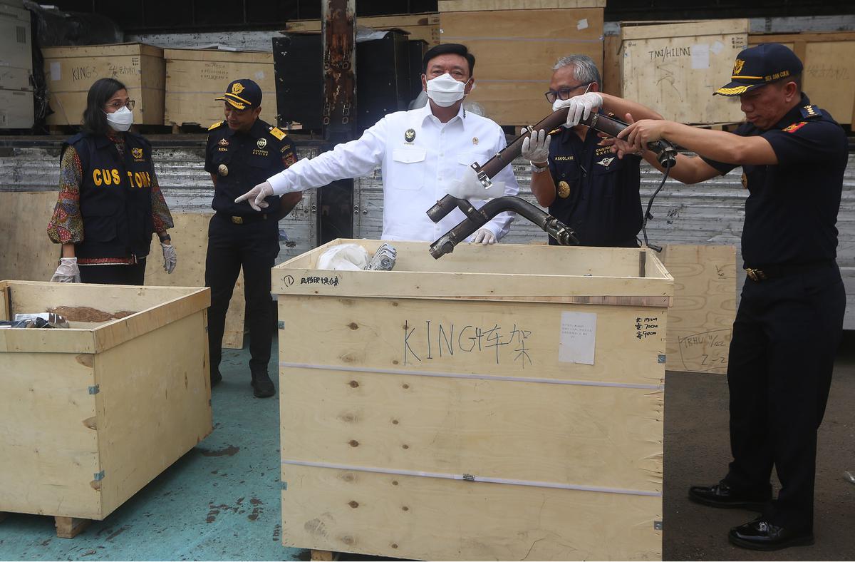 Menko Polkam Budi Gunawan dan Menkeu Sri Mulyani musnahkan barang penyelundupan