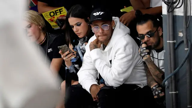 Neymar dan Dani Alves Tampil Modis di Paris Fashion Week