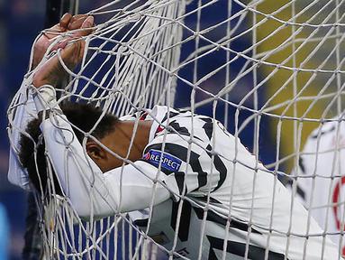 Penyerang Manchester United, Marcus Rashford, tampak kecewa usai ditaklukkan Istanbul Basaksehir pada laga Liga Champions di Stadion Fatih Terim, Kamis (5/11/2021). MU kalah dengan skor 2-1. (AP Photo)