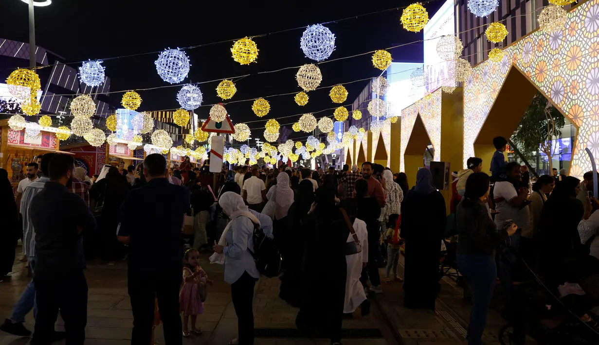 Anak-anak akan mengumpulkan permen, kacang-kacangan, dan makanan ringan lainnya sepanjang malam saat Festival Garangao. (KARIM JAAFAR/AFP)