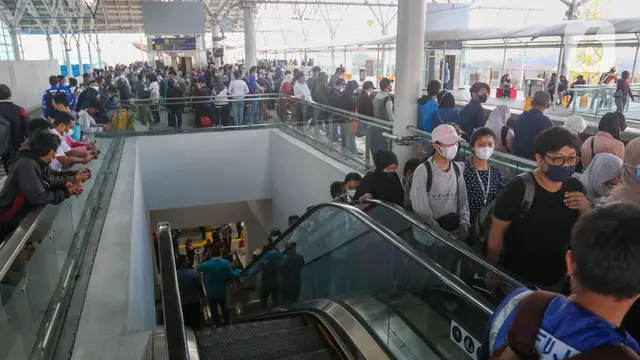 Kepadatan Penumpang KRL Commuter Line di Stasiun Manggarai Pada Sore Hari