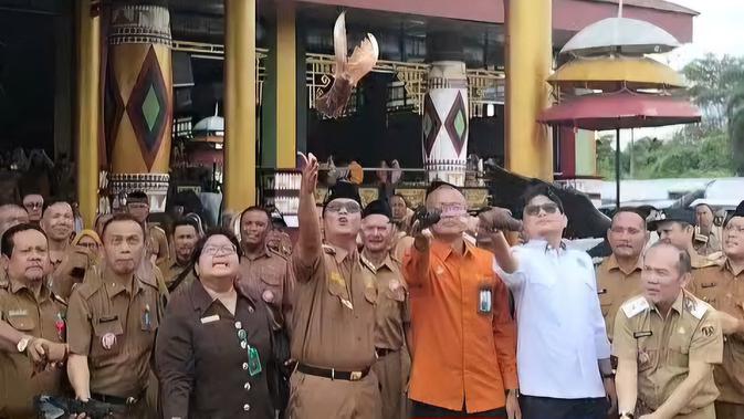 Sebelum Ditangkap KPK, Kegiatan Bupati Lampung Tengah Melepas Burung Merpati