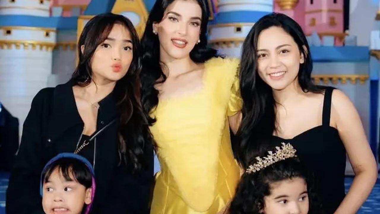 6 Gaya Serba Hitam Publik Figure Hadir di Pesta Ulang Tahun Bertema Disneyland Kedua Anak Tasya Farasya, Ria Ricis hingga Fuji An