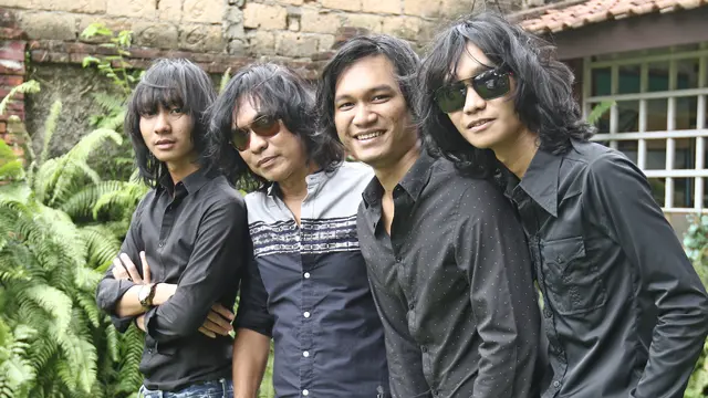 T-Koes merupakan band tribute spesialis membawakan lagu-lagu Koes Plus