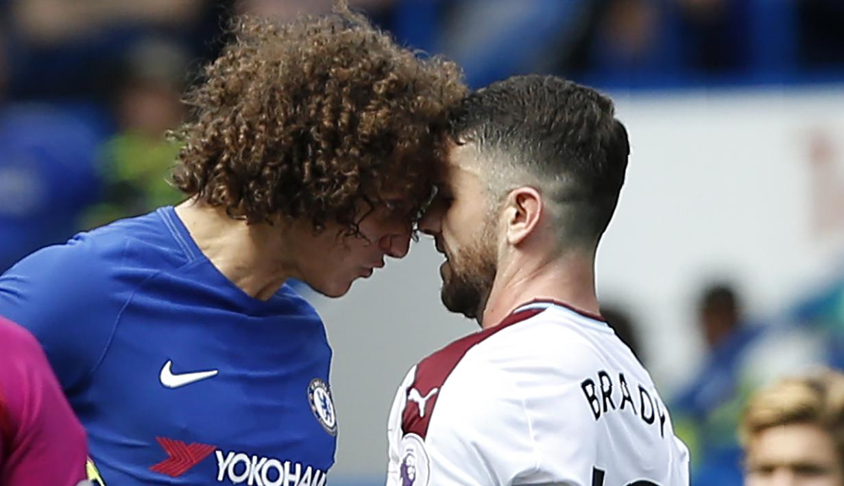 Pemain Burnley, Robbie Brady (kanan) beradu kepala dengan pemain Chelsea, David Luiz pada laga perdana Premier League di Stamford Bridge, (12/8/2017). Chelsea kalah 2-3. (AFP/Ian Kington)