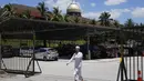 Seorang pria berjalan keluar dari Masjid Sri Petaling di Kuala Lumpur, Malaysia, Senin (16/3/2020). Sejauh ini, total 42 pasien virus corona COVID-19 di Malaysia telah sepenuhnya pulih dan sudah dipulangkan. (AP Photo/Vincent Thian)