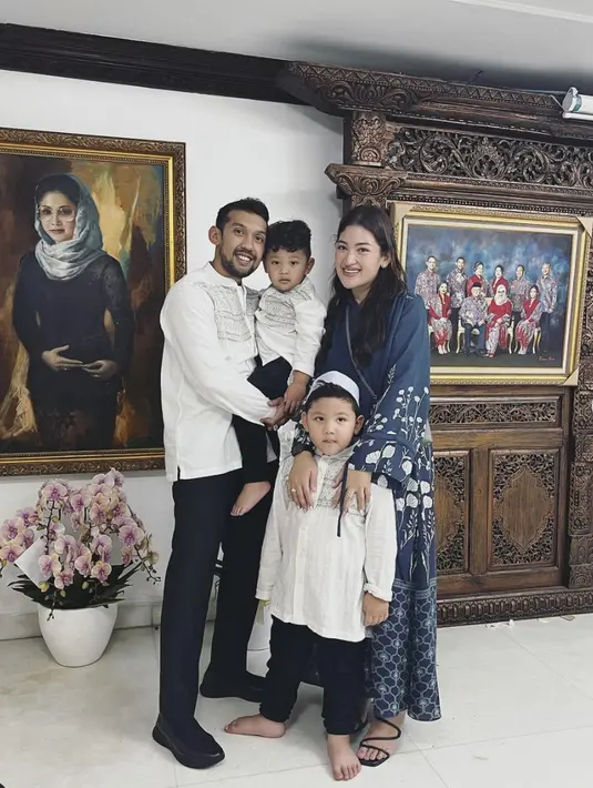 Gaya makeupnya begitu sederhana, dengan alis on point disertai lipstik yang memukau, sempurnakan tampilan yang begitu manis.  [Foto: Instagram/ Danvy Rukmana]