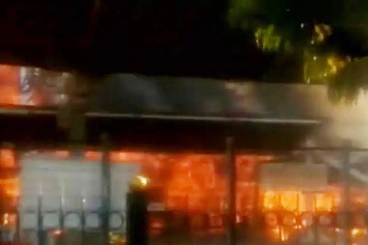 Kebakaran Stasiun Klender Paksa Penumpang Batalkan Perjalanan