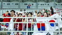 Pendukung Korea Selatan memberikan dukungan kepada Timnas Korea Selatan U-23 saat laga perempat final Piala Asia U-23 2024 melawan Timnas Indonesia U-23 di Abdullah bin Nasser bin Khalifa Stadium, Qatar, Jumat (26/04/2024) WIB. (Dok. AFC)