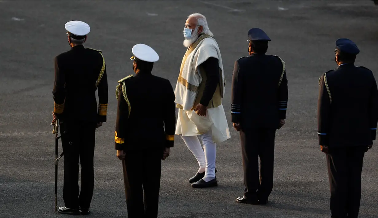 Perdana Menteri India Narendra Modi tiba untuk upacara Beating Retreat di Raisina Hills, pusat kekuasaan pemerintah, New Delhi, India, Jumat (29/1/2021). Upacara tersebut menandai akhir dari perayaan Hari Republik tahunan. (AP Photo/Manish Swarup)